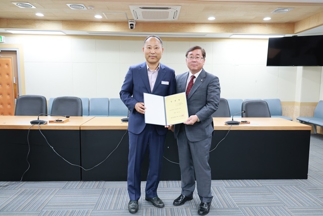 왼쪽부터 장세석 사무과장, 김정희 의장. (사진=울진군의회)