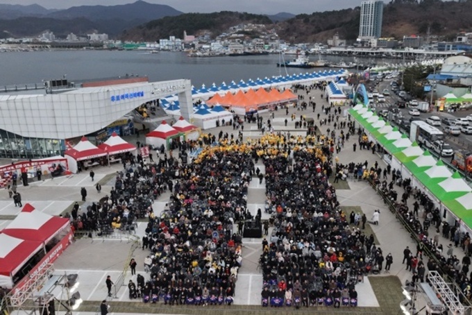 【포토뉴스】 “울진대게 축제, 대게 많이 와!”… 2026 울진대게와 붉은대게 축제 3일째 ‘인산인해’